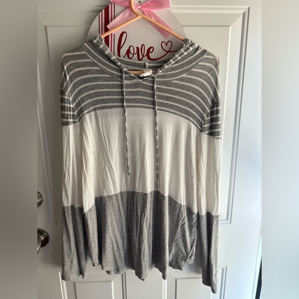 7th Ray Women’s Sized Large Hooded Shirt